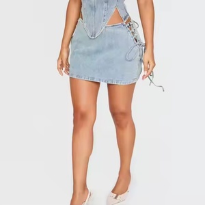 Ensemble deux pièces en jean délavé pour femme : crop top sexy et mini-jupe trapèze – Vente en gros de haute qualité - Product Image 5