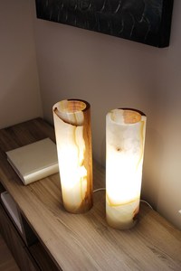 Lámpara de mesa hecha a mano de ónix verde marrón Tonos naturales únicos y venas Cilindro de piedra de alabastro blanco Producto de Venta caliente - Product Image 5