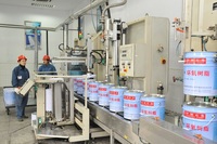Resin epoksi cair sinnato digunakan untuk lukisan di bidang elektronik dan listrik