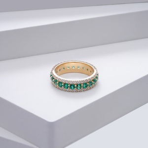 Anillo de eternidad Starsgem de oro de 14 quilates con esmeralda de laboratorio y pavé de moissanita, anillo de boda. - Product Image 3