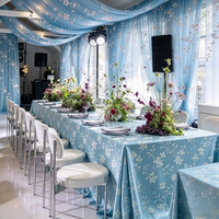 Ensemble de linge de banquet moderne en jacquard floral non tissé, lavable, motif fleurs de cerisier, avec nappe et draperie de plafond assorties pour mariage et salle d'événements