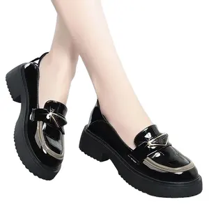 여름에는 새로운 두꺼운 바닥 경사 뒤꿈치가 편안하고 가벼운 한 조각입니다. 한국 여성 신발 착용 및 해외 무역 슬립