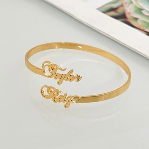 Pulsera Personalizada de Acero Inoxidable para Mujer con Dije Dorado y Dos Nombres Una hermosa pulsera de regalo de Navidad. - Product Image 4
