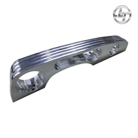 Plaque de connexion double trou en alliage d'aluminium poli miroir, usinée CNC 5 axes, forme arquée