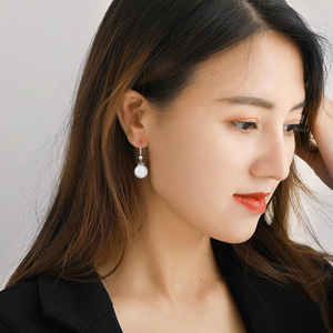 Orecchini pendenti effetto perla da donna, semplici ed eleganti, accessori moda per l'uso quotidiano - Product Image 5