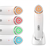 Masseur liftant pour le visage et le cou Age R Booster Pro, rechargeable par USB, contrôle de la minuterie, technologie d'électroporation MC pour une peau améliorée