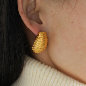 Diseño <span class=keywords><strong>de</strong></span> nicho europeo y americano, pendientes <span class=keywords><strong>de</strong></span> acero <span class=keywords><strong>de</strong></span> titanio con textura <span class=keywords><strong>de</strong></span> rayas huecas plisadas multicapa, joya <span class=keywords><strong>de</strong></span> alta calidad que no se desvanece - Product Image 1