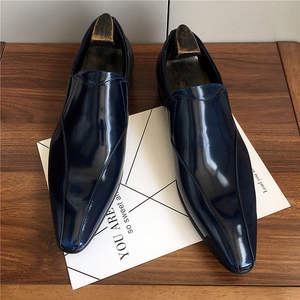 Nouvelles chaussures en cuir tendance à bout pointu pour jeunes hommes. Chaussures tendance en cuir pour créateurs de coiffures. Style une pièce pour costumes - Product Image 5