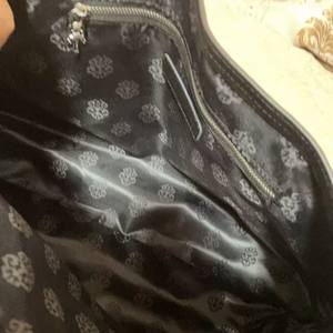 Bolso Cruzado Cristiano de Cuero Cromado, Bolso Deportivo Casual de Gran Capacidad Tipo Cubo - Product Image 4