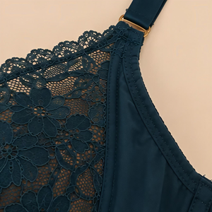 Soutien-gorge push-up élégant en dentelle pour femme, bonnet complet, maintien à armatures, finition satinée lisse - Product Image 4