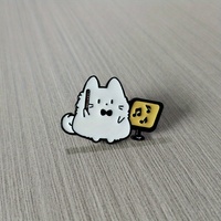 Adorable épingle en émail chat musical Idéal pour les amateurs de musique de chat en chat blanc de mode mignon avec un nœud papillon et une musique jaune