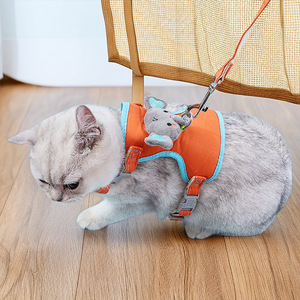Arnés para Gatos con Correa Ajustable para el Pecho, para Mascotas Pequeñas, Uso en Exteriores, Color Naranja con Juguete de Ratón - Product Image 1