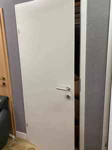 Puerta Batiente <span class=keywords><strong>de</strong></span> Madera Maciza con Acabado <span class=keywords><strong>de</strong></span> Superficie Lisa, Aislamiento Acústico y Aislamiento Térmico en Forma <span class=keywords><strong>de</strong></span> T Moderna para Uso en Casas, Hoteles y Villas - Product Image 2