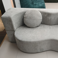 Canapé deux places avec emballage sous vide compressé, design incurvé, garnissage en éponge, revêtement en velours, style moderne minimaliste