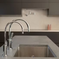 En gros, Meuble de cuisine modulaire en bois massif au design de luxe, avec charnière, glissière de tiroir, robinet d'évier et panier de tiroir pour appartements