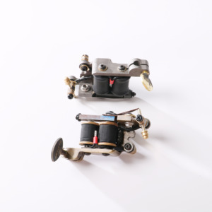 Machine à tatouer professionnelle en laiton de qualité supérieure pour artistes et studios de tatouage corporel - Product Image 1
