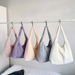 Sac fourre-tout léger et tendance en peluche matelassée douce avec logo personnalisé pour femmes et filles - Product Image 1