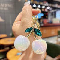 Gantungan Kunci Cherry Kecil Berlapis Elektroplating Populer Desain Kreatif Segar dan Serbaguna Aksesoris Tas Modis Hadiah Kecil untuk Sahabat