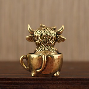 1 pieza Adorno de taza de café de toro de latón, decoración de escritorio retro creativa, artesanía metálica, pequeñas decoraciones para oficina, adorno de té - Product Image 2