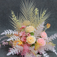 Décoration florale colorée pour événements de mariage : composition de fleurs mélangées pour fond et allée