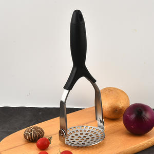 Triturador de patatas de acero inoxidable con mango negro, fácil de limpiar, herramienta de cocina versátil para ajo, batata, taro, comida para bebés - Product Image 2