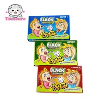 Zwarte bubblegumbal met dobbelsteenspel en sticker, fruit smaak, grappig snoepgoed