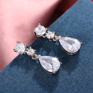 Eleganti Orecchini a Goccia Classici per Fidanzamento da Donna, Gioielli da Sera Nuziali in Rame con Pietre Scintillanti di Lusso Leggero - Product Image 4