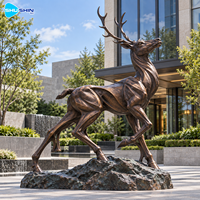 Sculpture de cerf en bronze élégante, moulage à la cire perdue, statue d'animal sauvage, décoration extérieure personnalisée pour hôtel, villa, jardin, paysage