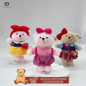 Teddy ISLAND Orsetto <span class=keywords><strong>di</strong></span> Peluche Rosa con Abito da Principessa, Berretto Rosso e Ciondolo Mela, Giocattolo da Fiaba Autorizzato Globalmente, Regalo per Bambine e Feste - Product Image 3