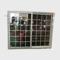 Fenêtre coulissante moderne à deux châssis en PVC/UPVC avec conception de gril Fabricant de fenêtre en PVC de taille personnalisée