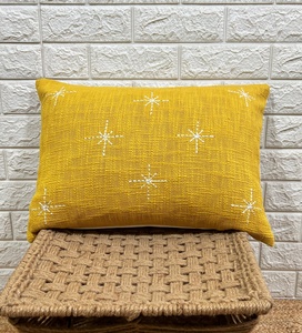 Housse de coussin artisanale bohème jaune et broderie étoile Kora, coussin décoratif moderne pour canapé, décoration intérieure - Product Image 2