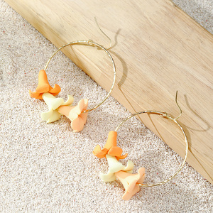 Оптовые гавайские украшения: серьги-кольца с тремя глиняными цветами однотонного цвета для женщин - Product Image 5