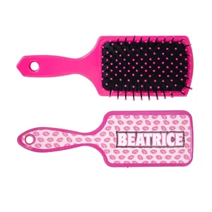 Cepillo para el cabello Beatrice para bebé con diseño de labios rosas y cerdas suaves - Product Image 1