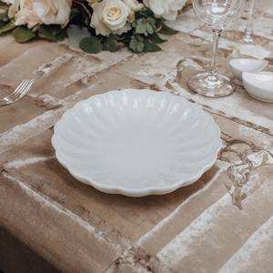 Nouvel arrivage d'assiette en <span class=keywords><strong>porcelaine</strong></span> de restaurant de mariage blanc à bord de chrysanthème assiette en <span class=keywords><strong>porcelaine</strong></span> <span class=keywords><strong>blanche</strong></span> personnalisée - Product Image 1