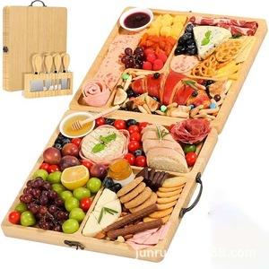 Plateau à fromages pliable en bois avec poignées pour apéritifs et service lors de fêtes - Product Image 1