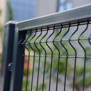 Vouwbare, transparante, goedkope, populaire vierkante PVC-gecoate 3D-gebogen gelaste ijzeren gaashekwerk voor huis, tuin, buiten en spoorweg. - Product Image 1