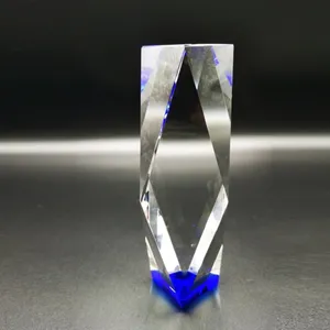 Mode du fabricant Personnalisation Qualité 3d Sculpture Trophée en cristal brut Prix Trophée en cristal pilier rond