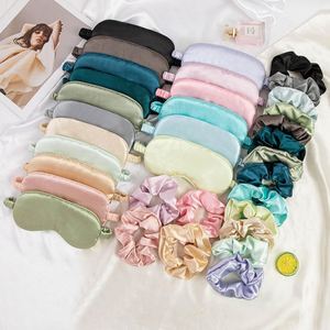 Nouvel ensemble de luxe en satin de soie surdimensionné pour la vente en gros, comprenant un cache-yeux double face, un masque de sommeil, une élastique à cheveux et un chouchou, couleur personnalisable - Product Image 4