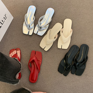 Sandalias de Playa Plateadas Impresionantes para Mujer, Perfectas para Conjuntos de Verano 2025, Nuevas Chanclas Planas Estilo Pig Tail - Product Image 3