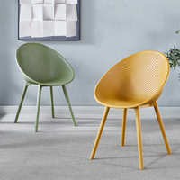 Chaise en plastique confortable pour la maison, la cuisine, la cour, chaise de salle à manger à dossier bas avec accoudoirs inclus