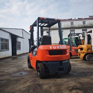 Utilizado para montacargas diésel FD30 de 3 toneladas con desplazador lateral hidráulico, neumáticos sólidos y mástil de dos etapas - Equipo industrial para manejo de materiales - Product Image 3