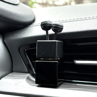 Diffuseur d'huiles essentielles pour voiture en verre noir carré de 8 ml avec clip de ventilation, surface à estampage à chaud, flacon vide pour parfum et désodorisant
