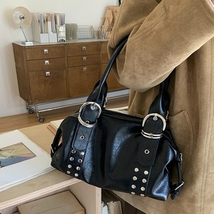 Bolso de Mano Estilo Motero para Mujer, Negro, Gran Capacidad, Cierre de Cremallera con Remaches, Uso Diario, Invierno 2025 - Product Image 4
