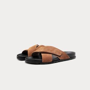 Sandalias de cuero genuino para hombre, estilo juvenil y moderno, para playa y exteriores, con cierre sin cordones, transpirables, de una sola tira, con diseño distintivo. - Product Image 5