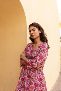 Robe Aphrodite imprimée à la main, longueur mi-mollet, motif floral, style bohème décontracté pour femmes - Product Image 5