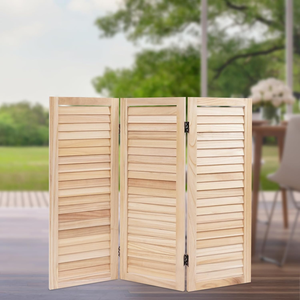 Dos persianas exteriores de madera de color blanco con lamas iguales - Product Image 5