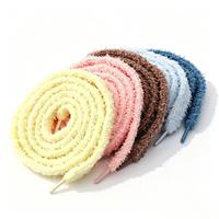 Lacets en polyester colorés de haute qualité, 1,3 cm de large, en peluche, avec un motif flocon de neige mignon, lacets plats doux pour baskets et bottes d'hiver