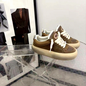 Nuovi Arrivi: Sneakers da Donna Stile Vintage in Camoscio Marrone con Decorazioni a Stella, Plateau con Accenti Argentati e Design Unico - Product Image 1