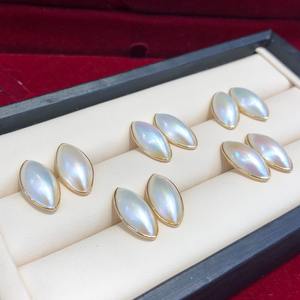 Pendientes de perlas de agua de mar Mabei World, perlas Mabe blancas de 10 mm, pendientes ovalados con borde dorado, joyería minimalista para mujer - Product Image 4