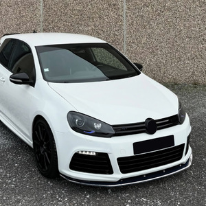 Kit de carrocería y alerón delantero Amp-Z para Volkswagen Golf Mk6 R 2008-2012 con acabado negro mate piano - Product Image 1